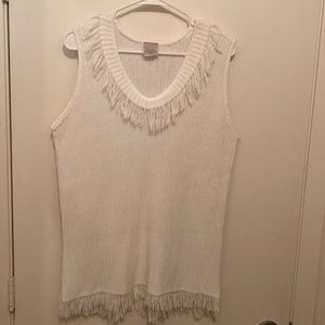 White fringed around V-neck & hem sleeveless sweater top. Size 18-20.